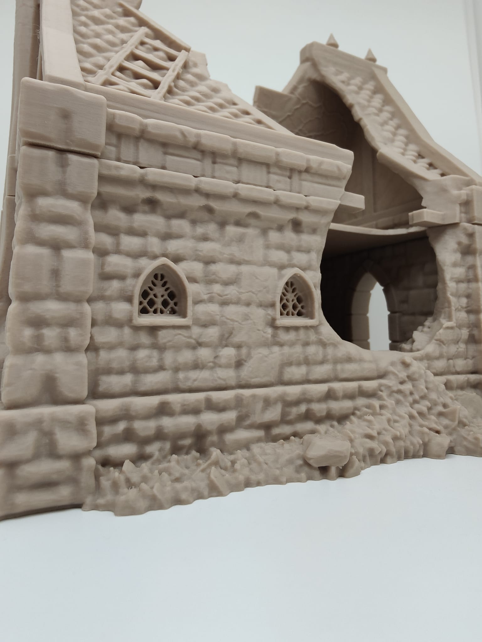 Onbewerkte foto van 3D-geprinte miniatuur of scenery, toont printkwaliteit en detailniveau