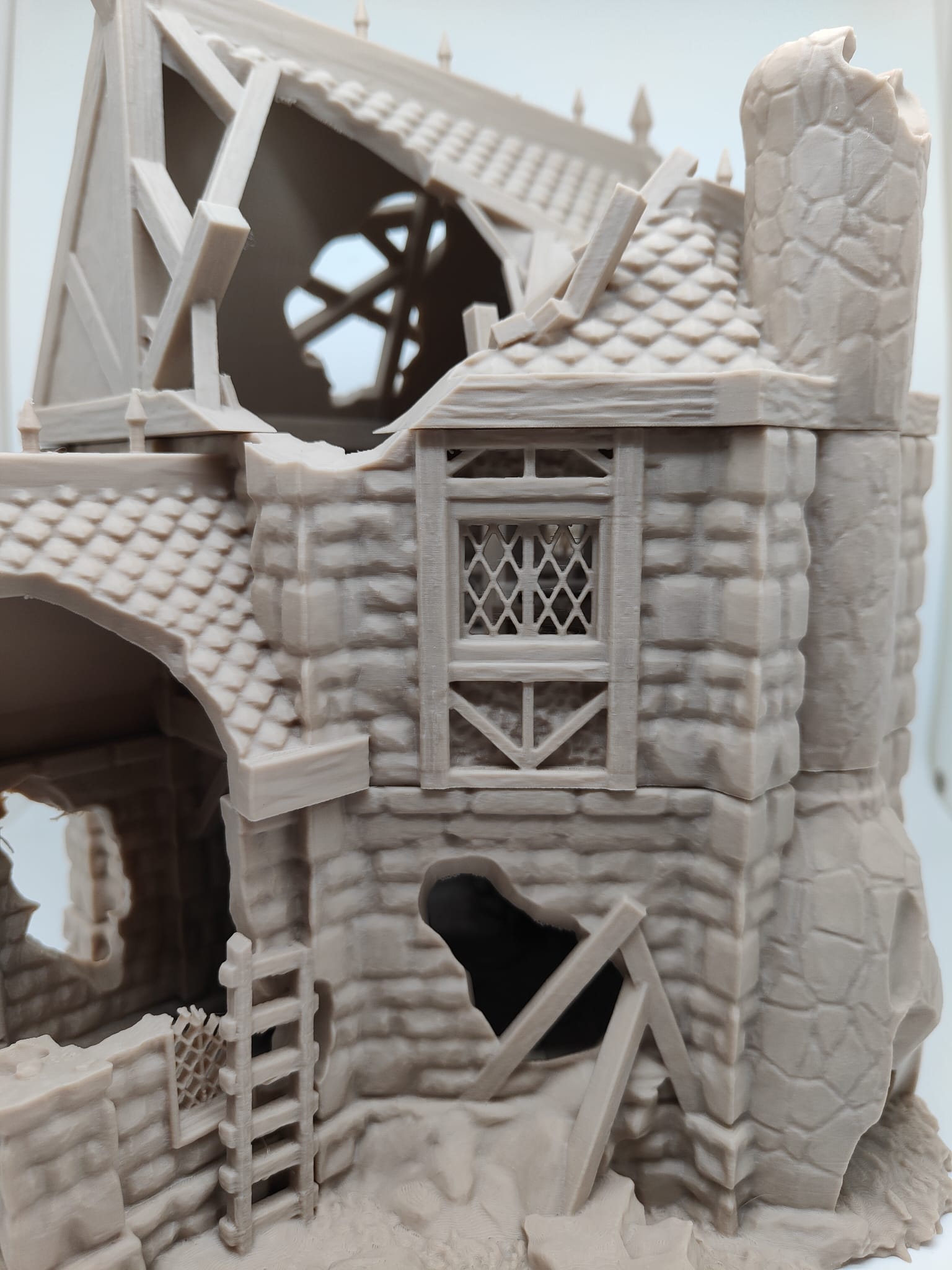 Onbewerkte foto van 3D-geprinte miniatuur of scenery, toont printkwaliteit en detailniveau